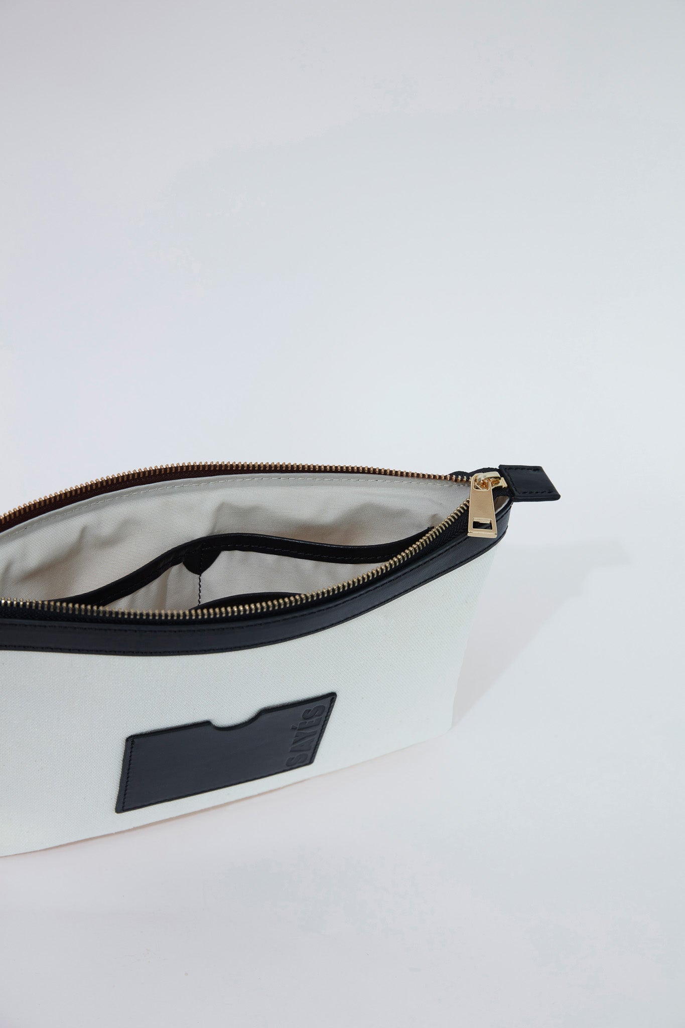 STITCHED CLUTCH IN OFF-WHITE/BLACK