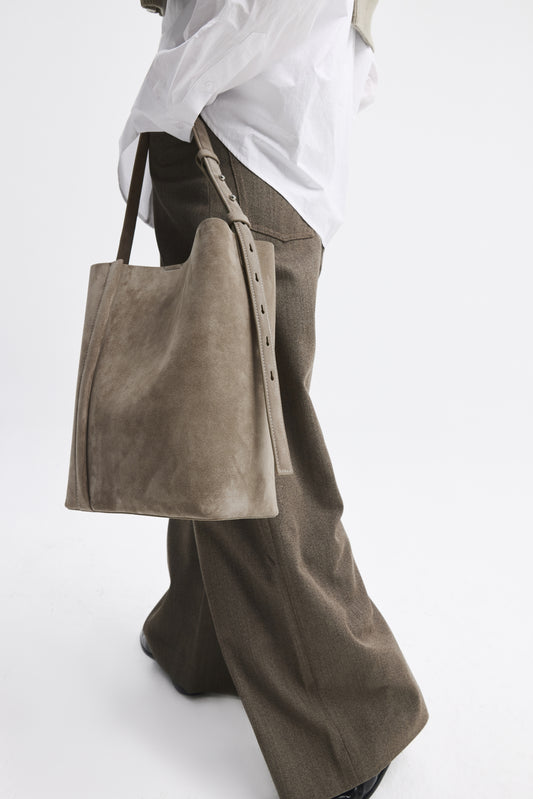THE LARGE TOTE PLISSÉ SAND BEIGE SUEDE