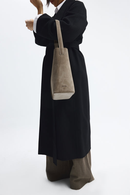 THE MEDIUM TOTE PLISSÉ SAND BEIGE SUEDE