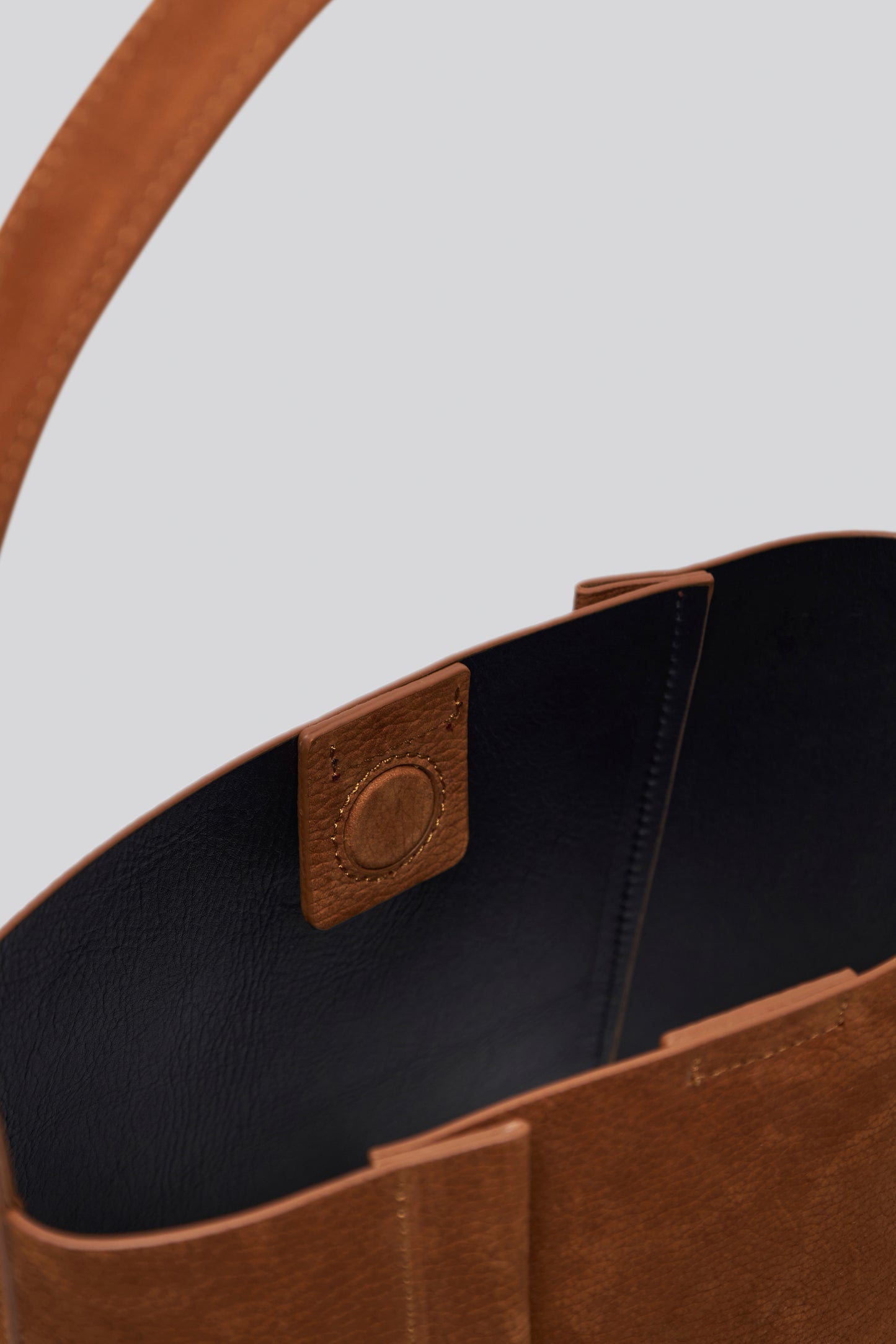 THE MEDIUM TOTE PLISSÉ KARAMEL NUBUK