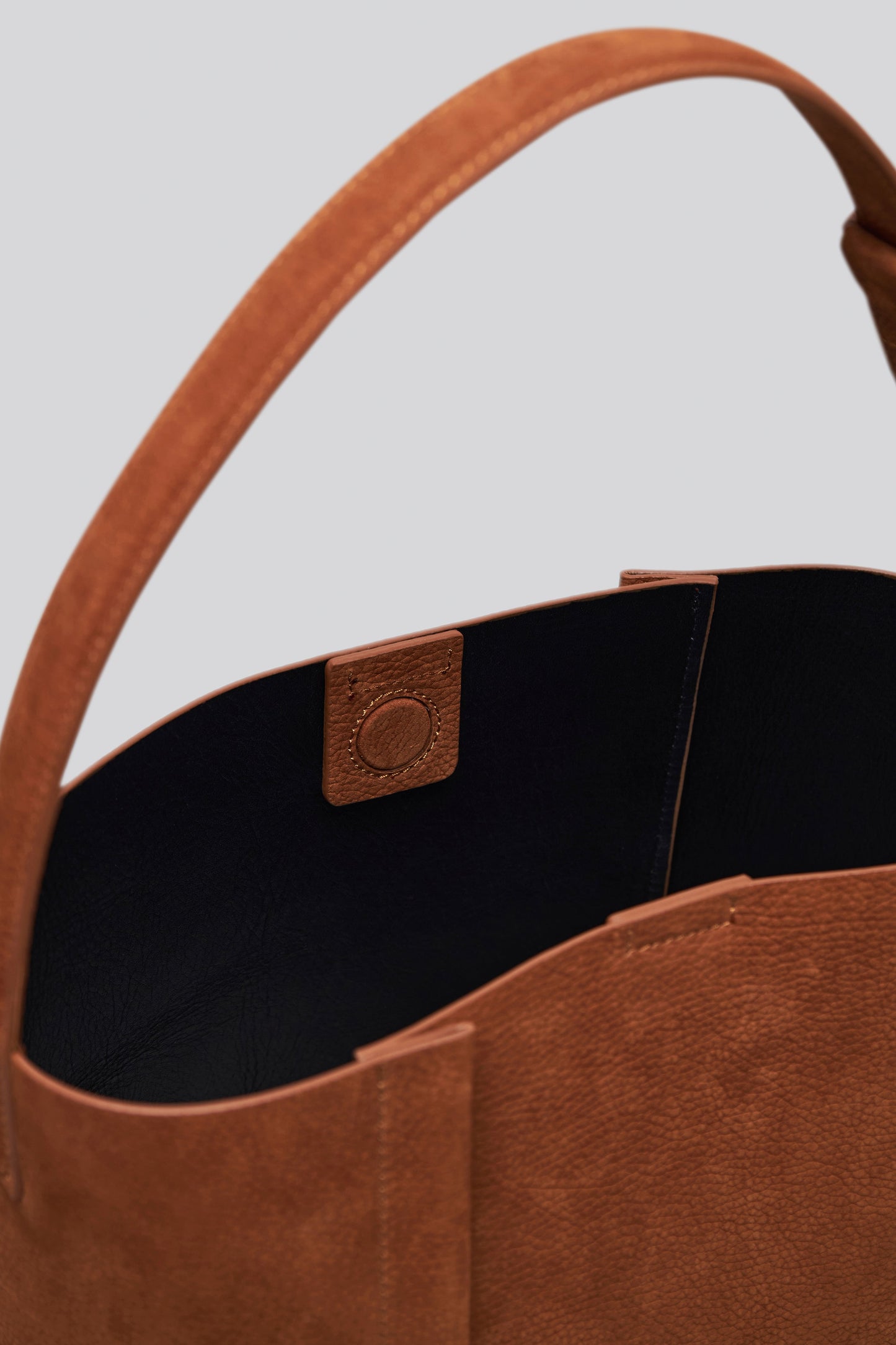 THE LARGE TOTE PLISSÉ KARAMEL NUBUK