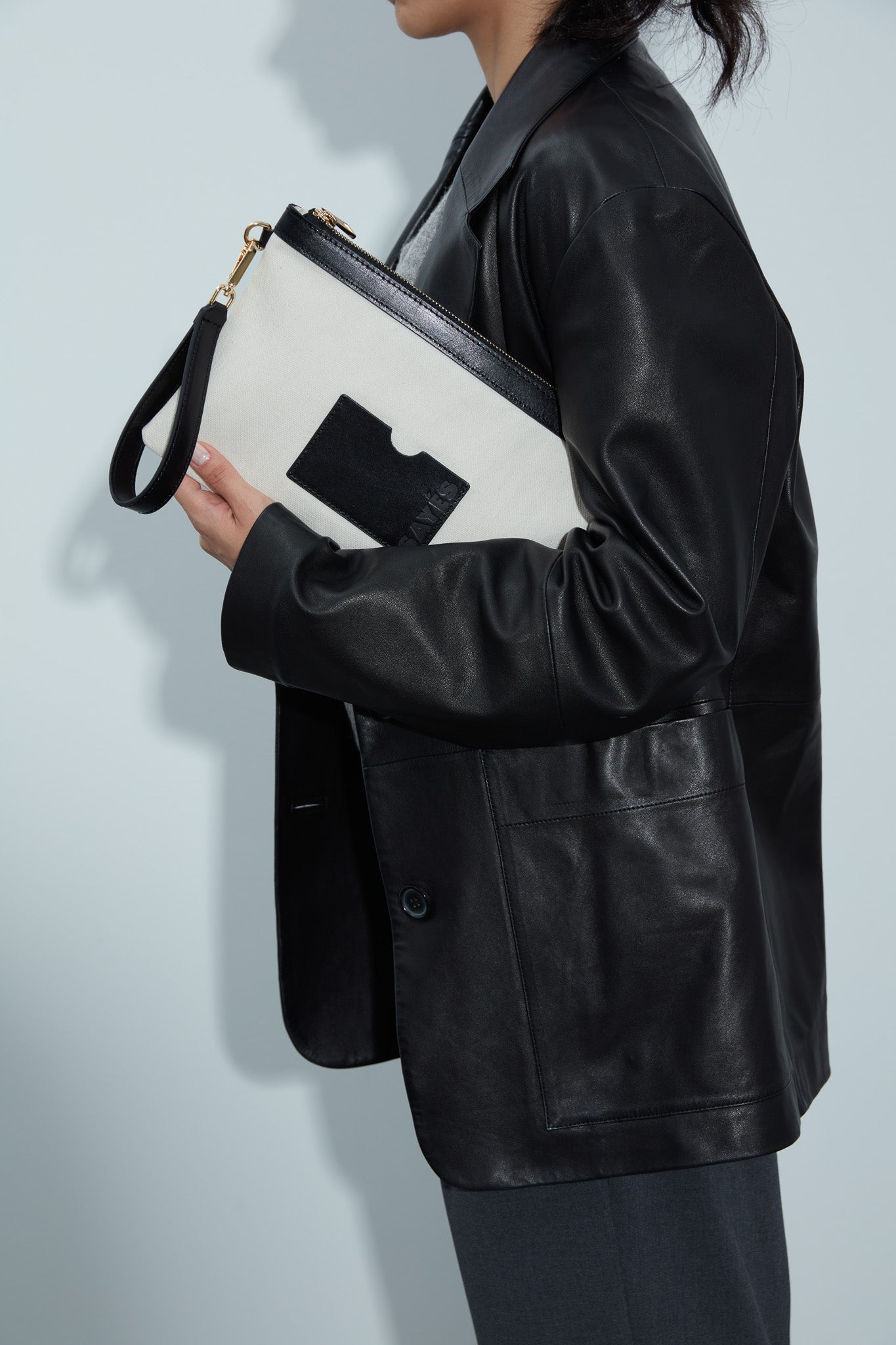 STITCHED CLUTCH IN OFF-WHITE/BLACK