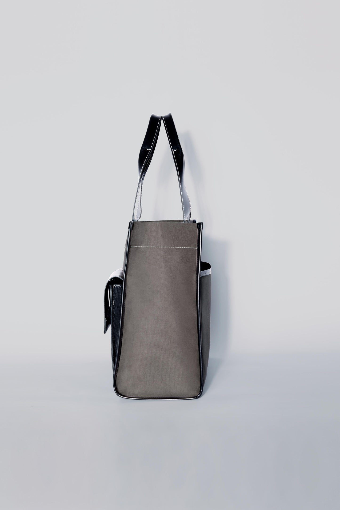 STITCHED POCKET MAXI TOTE IN MINK AND BLACK