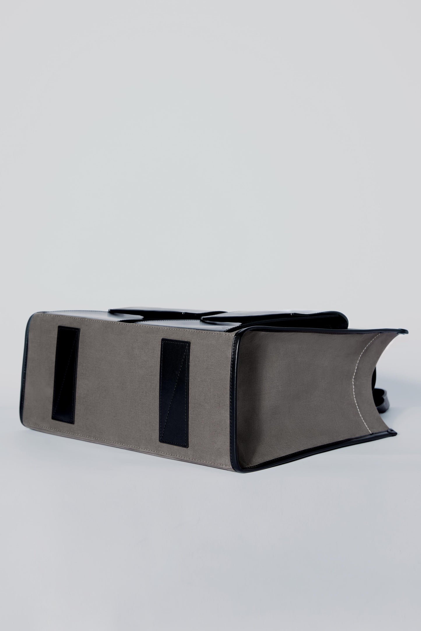 STITCHED POCKET MAXI TOTE IN MINK AND BLACK