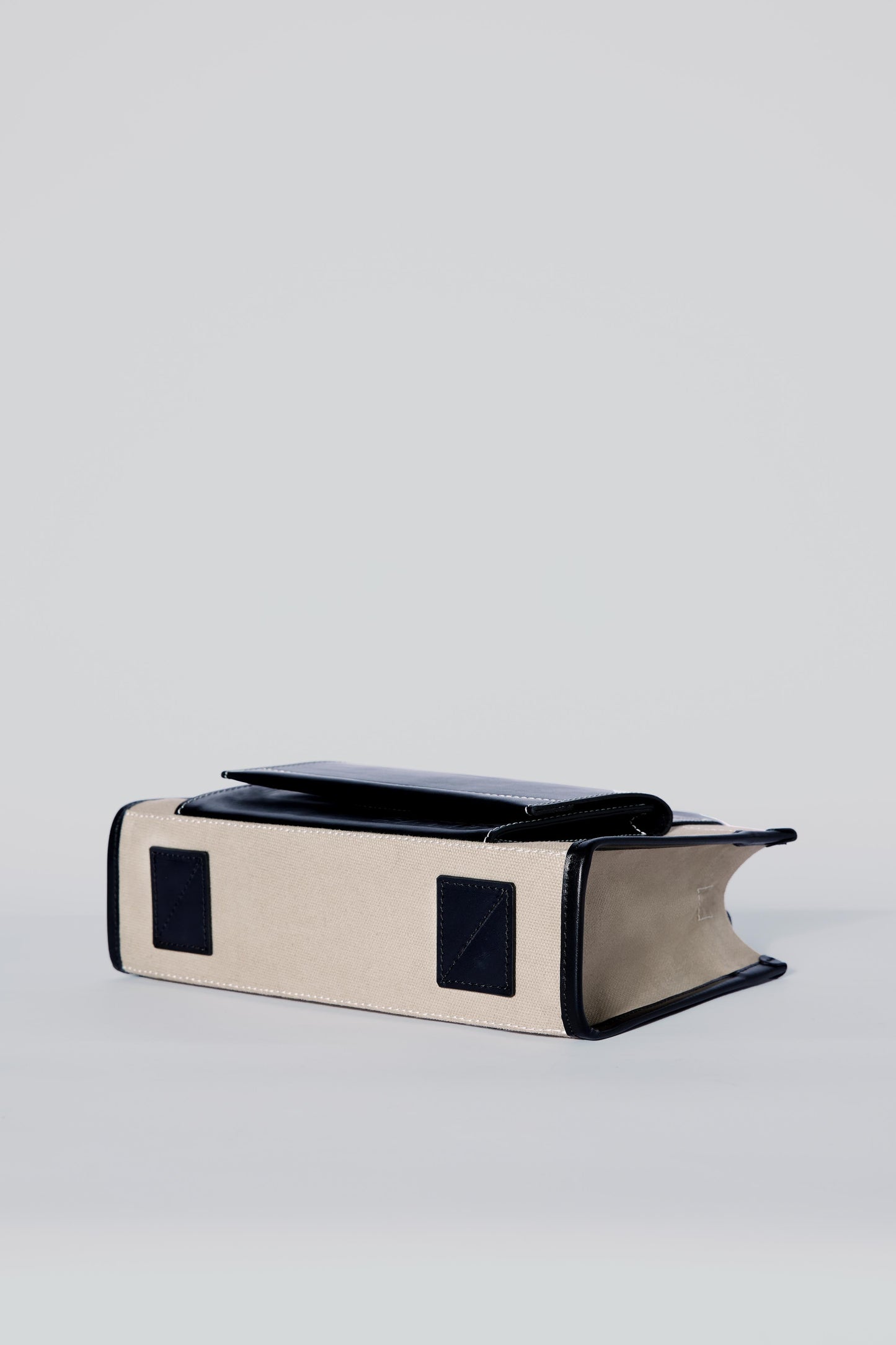 STITCHED POCKET MINI TOTE IN BEIGE/BLACK