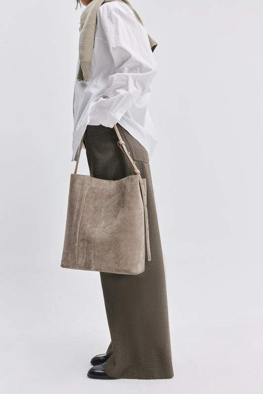 THE LARGE TOTE PLISSÉ KUM BEJİ SÜET